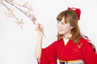 桜を見る振袖姿の女性
