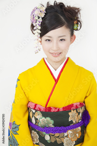 Photo: 振袖姿で微笑む女性 振袖姿で微笑む女性
