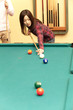 ビリヤードをする女性