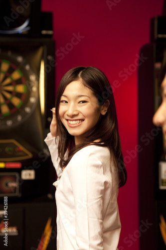 Photo: ダーツを持って振り返る女性 ダーツを持って振り返る女性