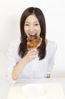 骨付き肉を食べる女性