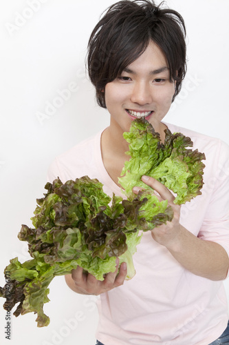 Photo: 野菜を食べる男性 野菜を食べる男性