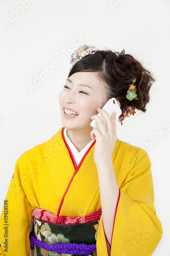 Photo: スマートフォンで電話をする振袖姿の女性 スマートフォンで電話をする振袖姿の女性