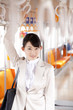 電車内でつり革につかまる笑顔のOL