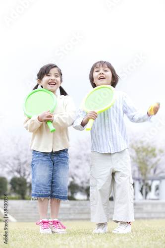 Photo: ラケットを持つ男の子と女の子 ラケットを持つ男の子と女の子