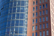 Hochhaus mit Fenserfront und Mauerwerk