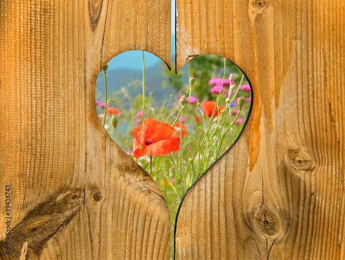 Photo: Coeur balcon en bois, coquelicots Coeur balcon en bois, coquelicots