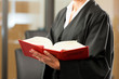 Anwältin mit Gesetzbuch und Robe