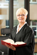 Anwältin mit Gesetzbuch und Robe