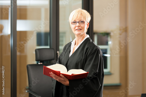 Photo: Anwältin mit Gesetzbuch und Robe Anwältin mit Gesetzbuch und Robe