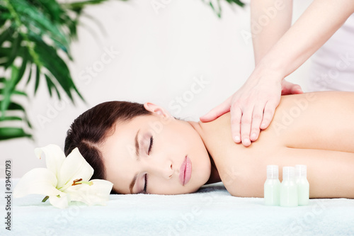 Foto: Woman on shoulder massage Woman on shoulder massage