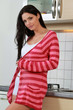 Jeune femme dans sa cuisine Jeune femme dans sa cuisine