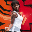 jeune femme africaine devant mur de graffs