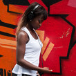 jeune femme africaine devant mur de graffs