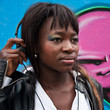 jeune femme africaine devant mur de graffs