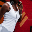 jeune femme africaine devant mur de graffs