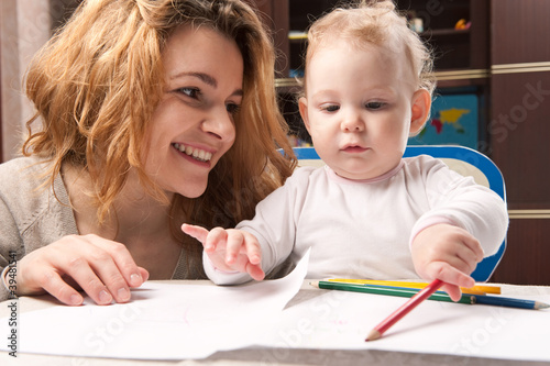Foto: Mother and daughter drawing Mother and daughter drawing