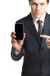 manager zeigt auf sein smartphone