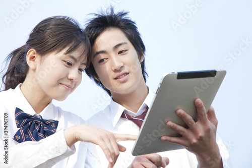 Foto: タブレットPCを触る高校生カップル タブレットPCを触る高校生カップル