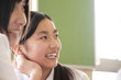 微笑む女子中学生