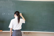 問題を解く女子中学生の後姿