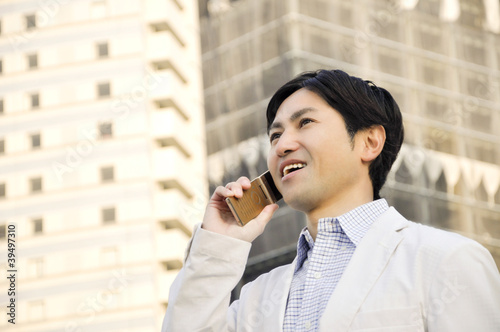Photo: 携帯電話で話すビジネスマン 携帯電話で話すビジネスマン