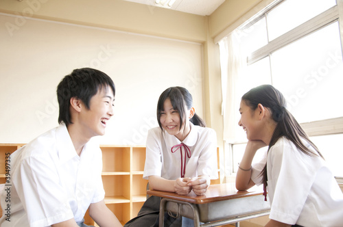 Photo: 談笑する中学生3人 談笑する中学生3人
