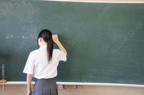 Photo: 問題を解く女子中学生の後姿 問題を解く女子中学生の後姿