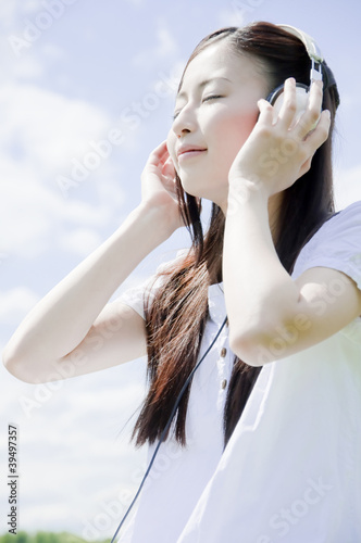 Photo: ヘッドフォンをして微笑む女性 ヘッドフォンをして微笑む女性