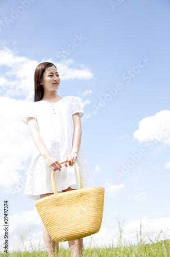 Photo: バッグをもって微笑む女性 バッグをもって微笑む女性
