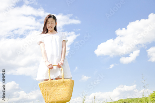 Photo: バッグをもって微笑む女性 バッグをもって微笑む女性