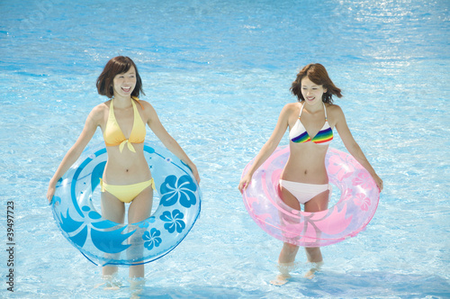 Photo: プールで遊ぶ水着女性2人 プールで遊ぶ水着女性2人