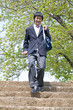 階段を下りる男子高校生