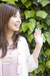 笑いながら友達に手を振る女性