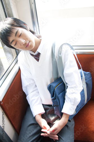 Photo: 電車内で寝る男子高校生 電車内で寝る男子高校生