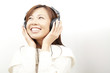 ヘッドホンで音楽を聞く女性