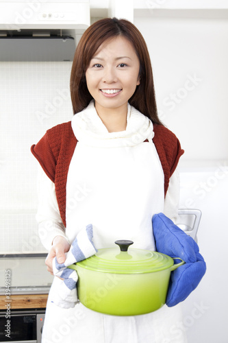 Photo: 鍋を持って微笑む女性 鍋を持って微笑む女性