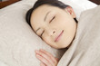 Foto: ベッドで眠る女性 ベッドで眠る女性