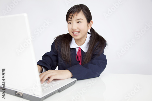 Photo: ノートパソコンに向かう女子中学生 ノートパソコンに向かう女子中学生