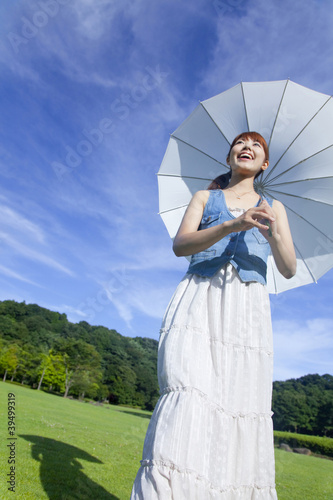 Photo: 日傘をさして公園を歩く女性 日傘をさして公園を歩く女性