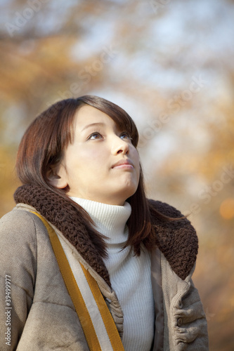 Photo: 空を見上げる女性 空を見上げる女性
