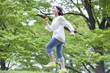 笑顔でスキップする大学生