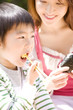 食事をする少年