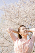 お花見をしている女性
