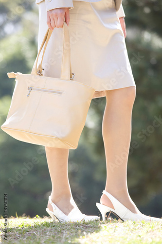 Photo: スーツを着た女性の足元 スーツを着た女性の足元