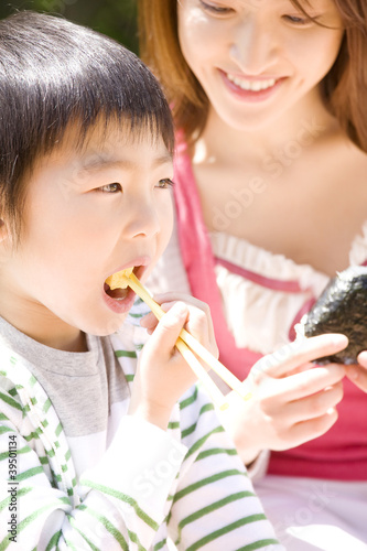 Photo: 食事をする少年 食事をする少年