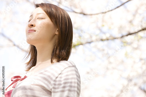 Photo: お花見をしている女性 お花見をしている女性