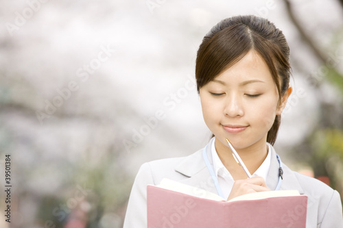 Photo: 桜の下で考え事をする女性 桜の下で考え事をする女性