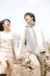 手を繋いで歩くカップル
