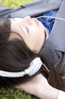 音楽を聴きながら寝そべる女子高生